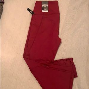 NWT VS Sport Knockout Capri Leggings - M